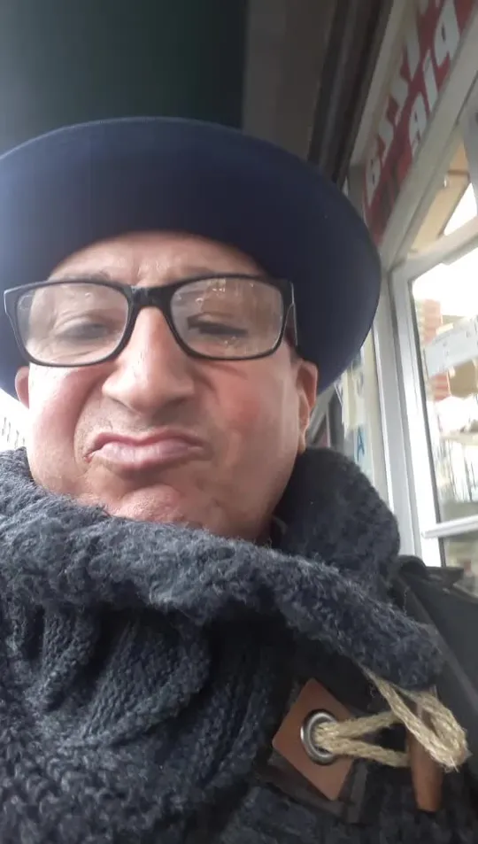 Ricardo Ferreiro filming a selfie review